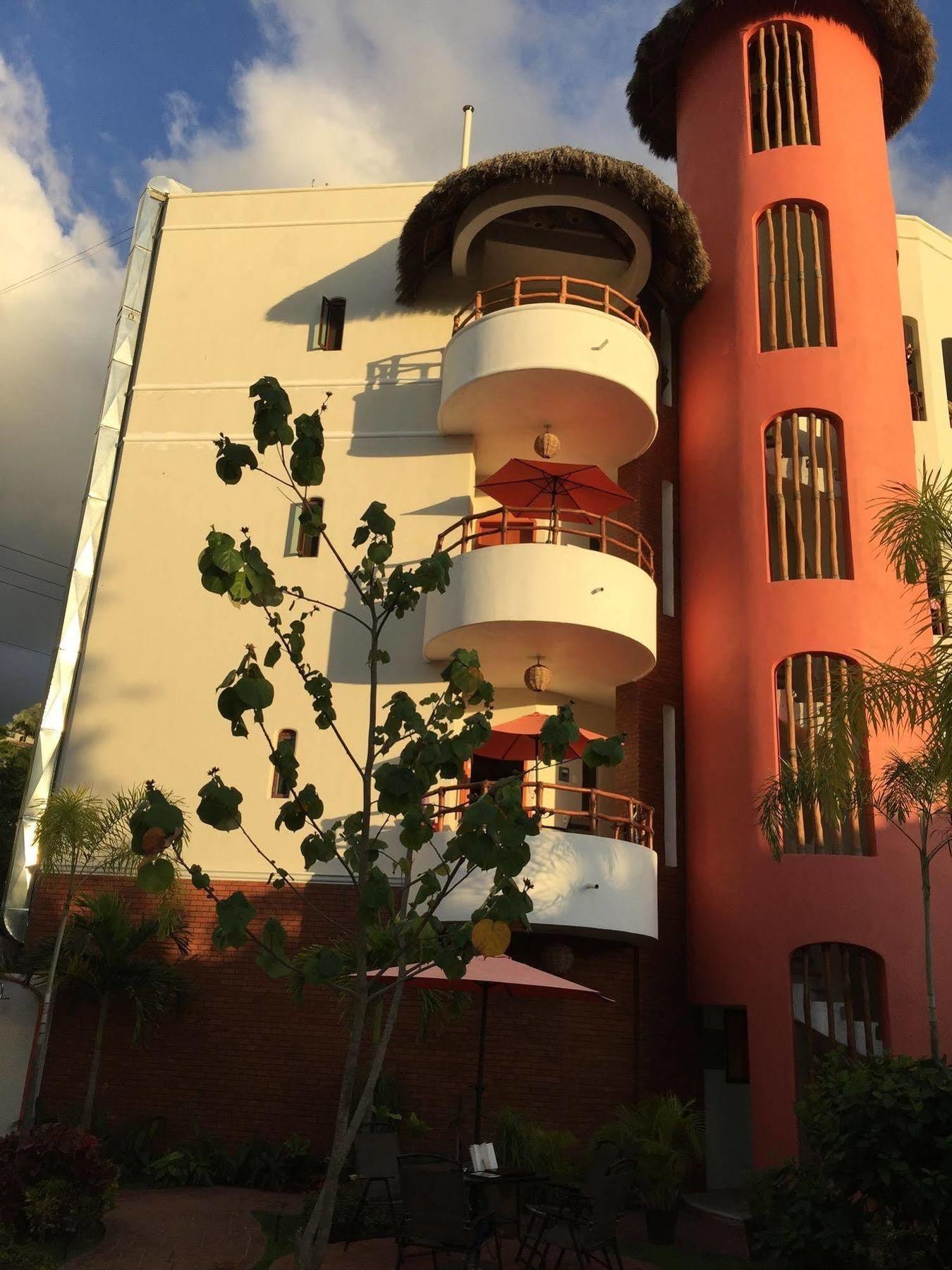 Hotel Y Suites Los Encantos 사율리타 외부 사진
