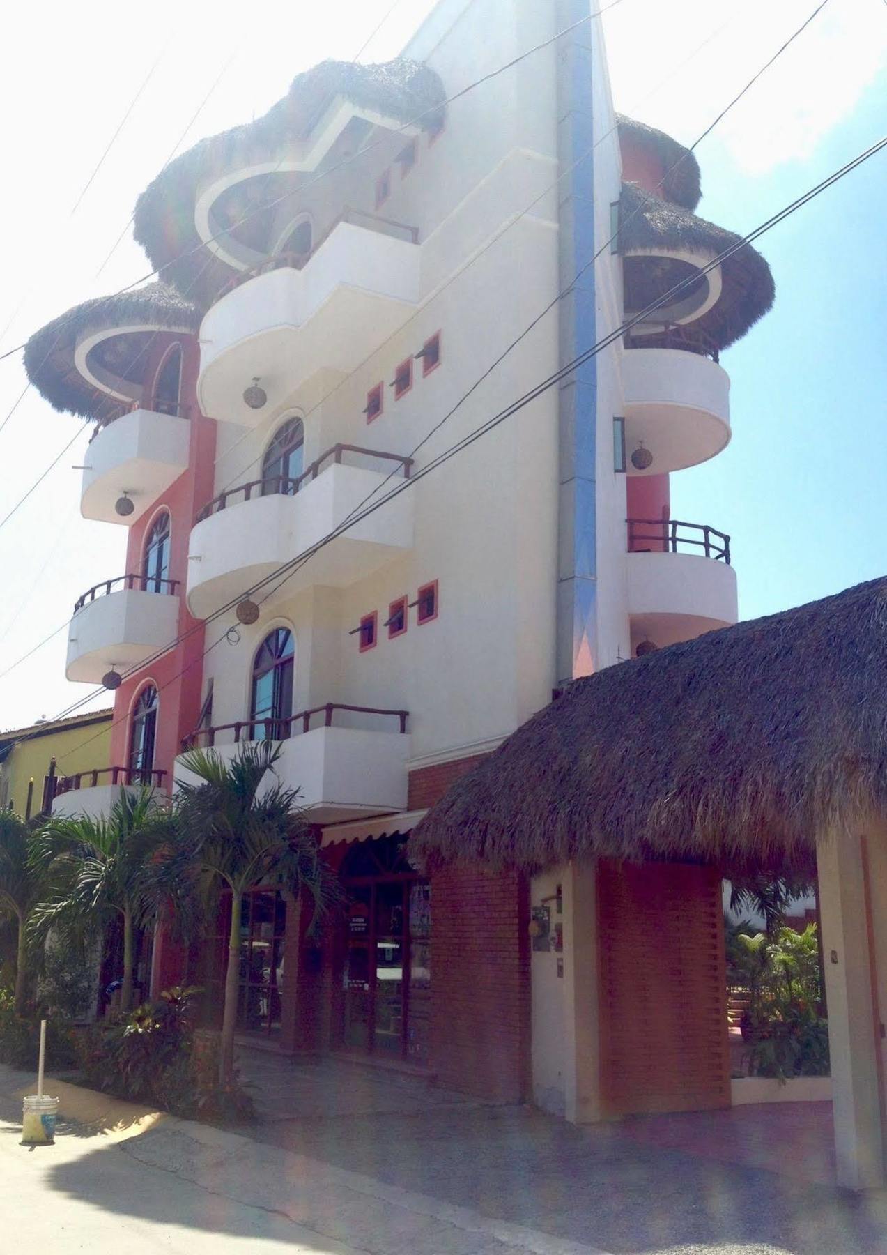 Hotel Y Suites Los Encantos 사율리타 외부 사진