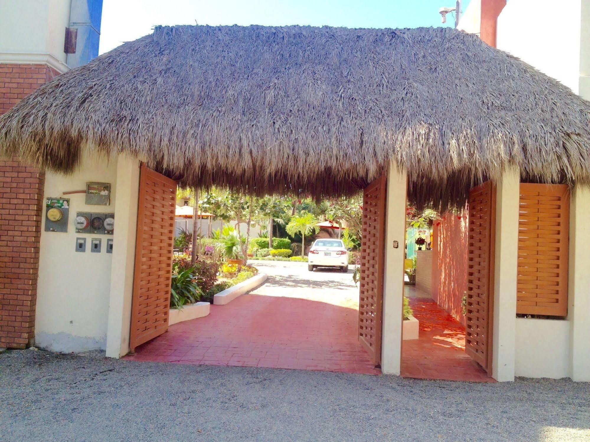 Hotel Y Suites Los Encantos 사율리타 외부 사진